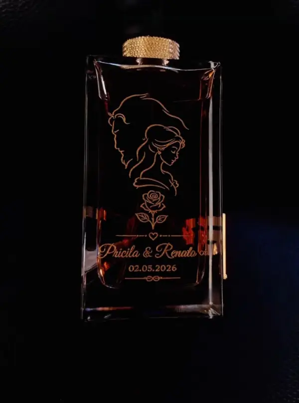 Glass bottle engraved with a portrait, a rose and a couple’s names