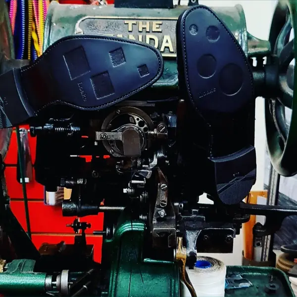 Stitching on the heavy-duty sewing machine