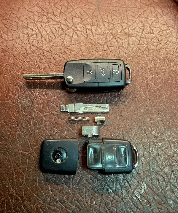 Volkswagen flip key taken apart for a new shell